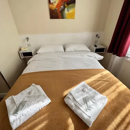 Melbourne House Hotel