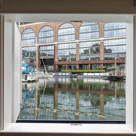 Delightful House Boat On St Katharine Dock * London