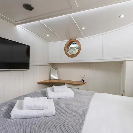 Delightful House Boat On St Katharine Dock London