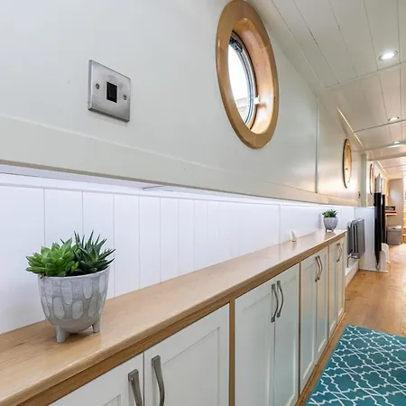 Delightful House Boat On St Katharine Dock Botel *