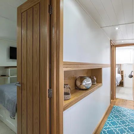 Delightful House Boat On St Katharine Dock * London