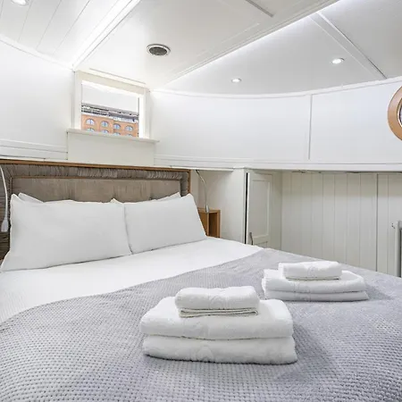 Delightful House Boat On St Katharine Dock *
