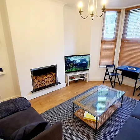 Apartment Lovely 2 Bedroom Period Garden Flat. London
