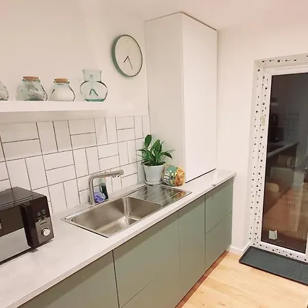 Apartment Lovely 2 Bedroom Period Garden Flat. *