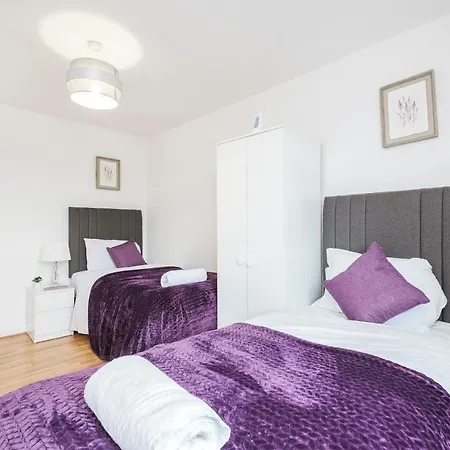 Apartment Spacious 3 Bed 1 Bath Hse W Guest Toilet W Parking Near Excel - E16
