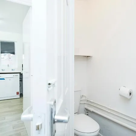 Apartment Spacious 3 Bed 1 Bath Hse W Guest Toilet W Parking Near Excel - E16 *