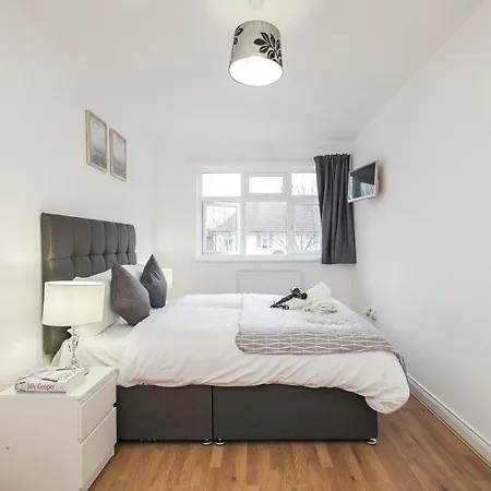 Spacious 3 Bed 1 Bath Hse W Guest Toilet W Parking Near Excel - E16 London