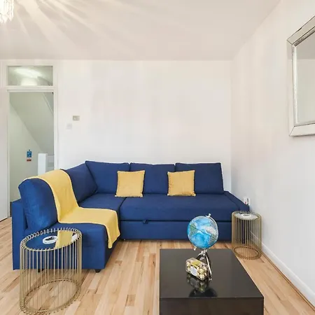 Spacious 3 Bed 1 Bath Hse W Guest Toilet W Parking Near Excel - E16 Apartment London