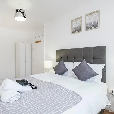 Spacious 3 Bed 1 Bath Hse W Guest Toilet W Parking Near Excel - E16 * London