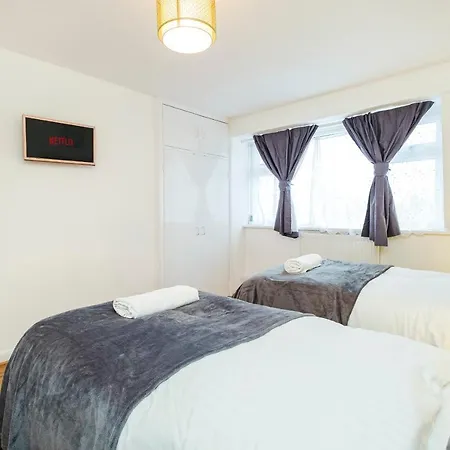 Apartment Spacious 3 Bed 1 Bath Hse W Guest Toilet W Parking Near Excel - E16 London