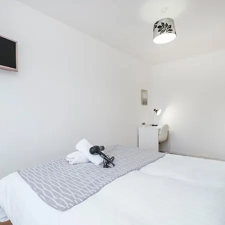 Spacious 3 Bed 1 Bath Hse W Guest Toilet W Parking Near Excel - E16 Londres
