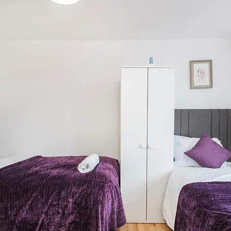 Apartment Spacious 3 Bed 1 Bath Hse W Guest Toilet W Parking Near Excel - E16 London