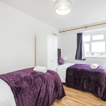 Spacious 3 Bed 1 Bath Hse W Guest Toilet W Parking Near Excel - E16 *
