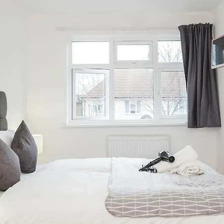 Spacious 3 Bed 1 Bath Hse W Guest Toilet W Parking Near Excel - E16 London