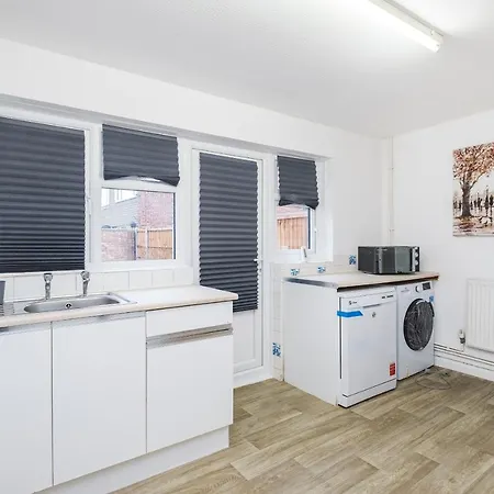 Spacious 3 Bed 1 Bath Hse W Guest Toilet W Parking Near Excel - E16 Apartment