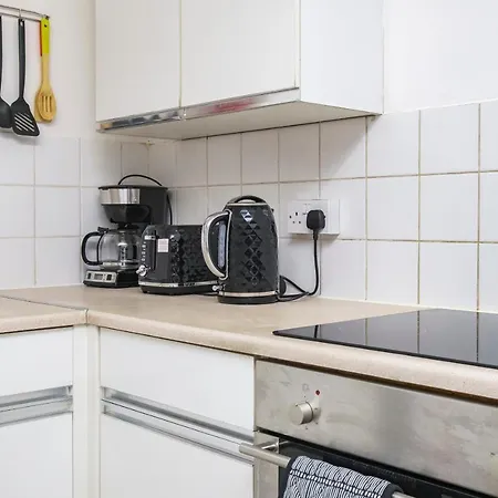 Spacious 3 Bed 1 Bath Hse W Guest Toilet W Parking Near Excel - E16 * London