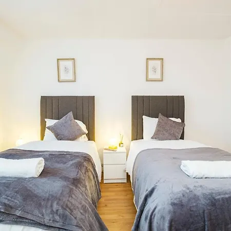 Spacious 3 Bed 1 Bath Hse W Guest Toilet W Parking Near Excel - E16 * Londres