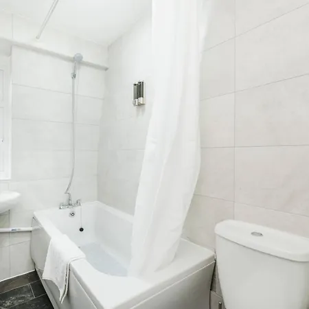 Spacious 3 Bed 1 Bath Hse W Guest Toilet W Parking Near Excel - E16 Londres