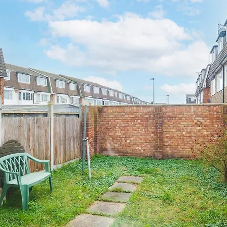Spacious 3 Bed 1 Bath Hse W Guest Toilet W Parking Near Excel - E16 Apartment *