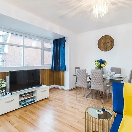 Spacious 3 Bed 1 Bath Hse W Guest Toilet W Parking Near Excel - E16 Apartment *