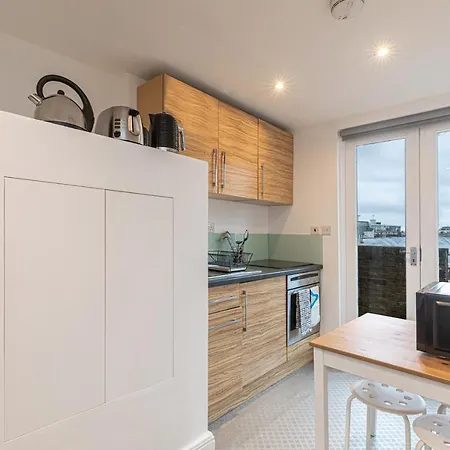 Modern Studio Flat With Balcony On The King's Road In Chelsea, * Londra
