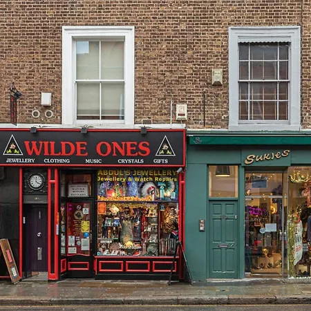 Modern Studio Flat With Balcony On The King's Road In Chelsea,