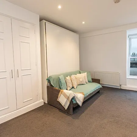 Modern Studio Flat With Balcony On The King's Road In Chelsea, London