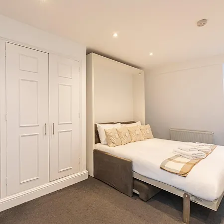 Apartment Modern Studio Flat With Balcony On The King's Road In Chelsea,