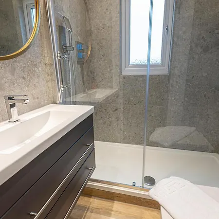 Modern Studio Flat With Balcony On The King's Road In Chelsea, Apartment London