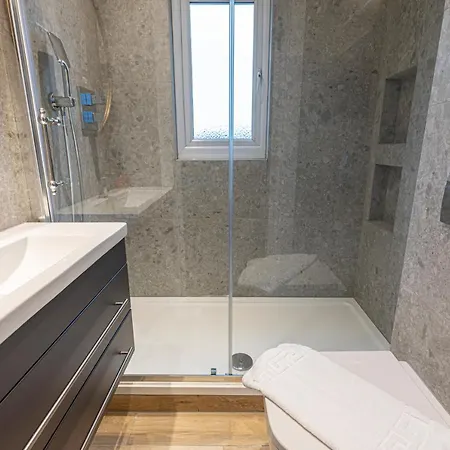 Modern Studio Flat With Balcony On The King's Road In Chelsea, Apartment *