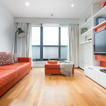Apartment Two Bedroom Flat With Balcony In Central Wimbledon *