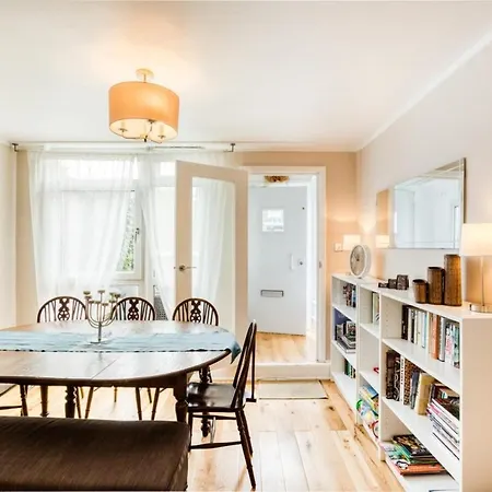 Homely 4 Bedroom House In Brixton