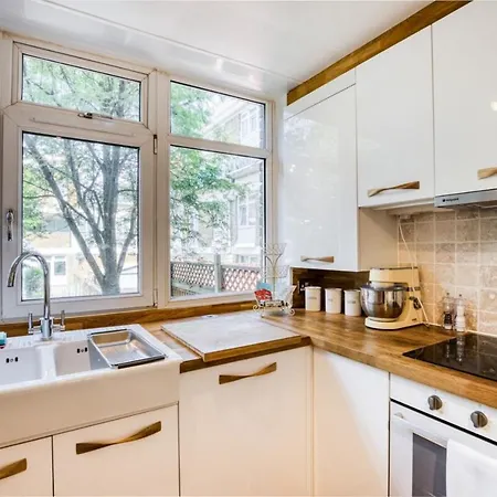Homely 4 Bedroom House In Brixton Apartment London