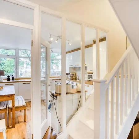 Homely 4 Bedroom House In Brixton Apartment *