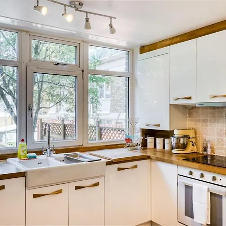 Homely 4 Bedroom House In Brixton Apartment