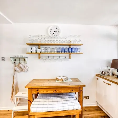 Homely 4 Bedroom House In Brixton Apartment London