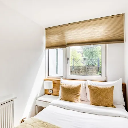 Homely 4 Bedroom House In Brixton Apartment
