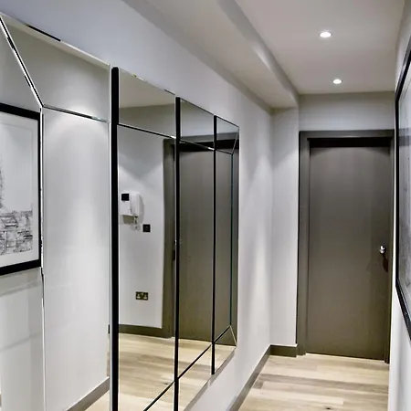 Aparthotel The Mayfair Collections 4*