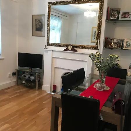 Bright Balham Apartment *
