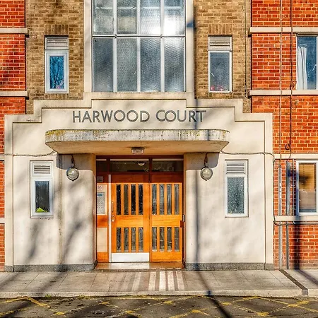 Warm And Welcoming In Putney By Underthedoormat * London