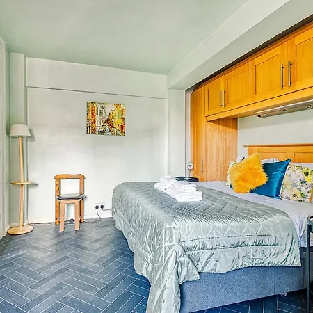 Warm And Welcoming In Putney By Underthedoormat Apartment