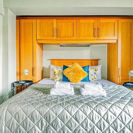 Warm And Welcoming In Putney By Underthedoormat * London