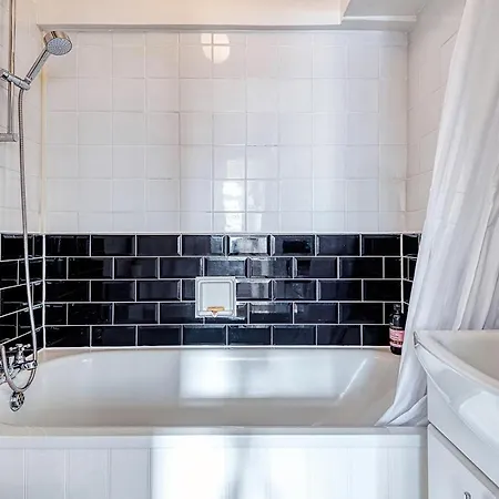 Warm And Welcoming In Putney By Underthedoormat Apartment