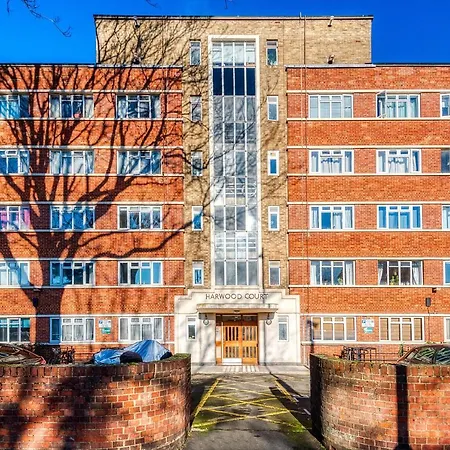 Warm And Welcoming In Putney By Underthedoormat *