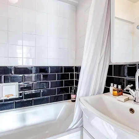 Apartment Warm And Welcoming In Putney By Underthedoormat London
