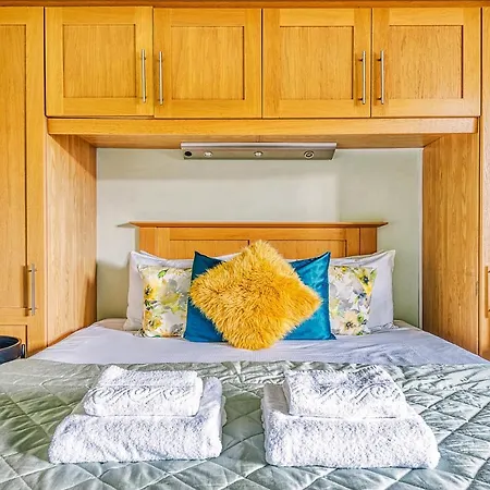 Warm And Welcoming In Putney By Underthedoormat Apartment