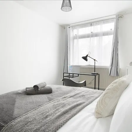 Stylish Two Bedroom Apt * London