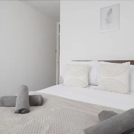 Apartment Stylish Two Bedroom Apt