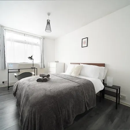 Apartment Stylish Two Bedroom Apt *