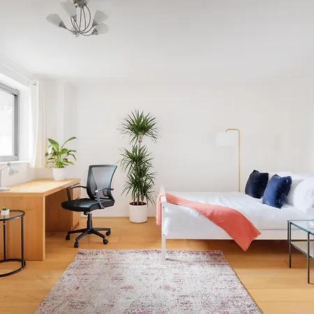 Riverside Two Bedroom In Canary Wharf Apartment